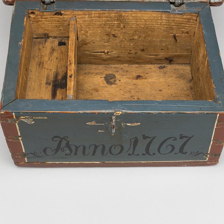 SKRIN med LOCK, allmoge. Bär årtal 1767.