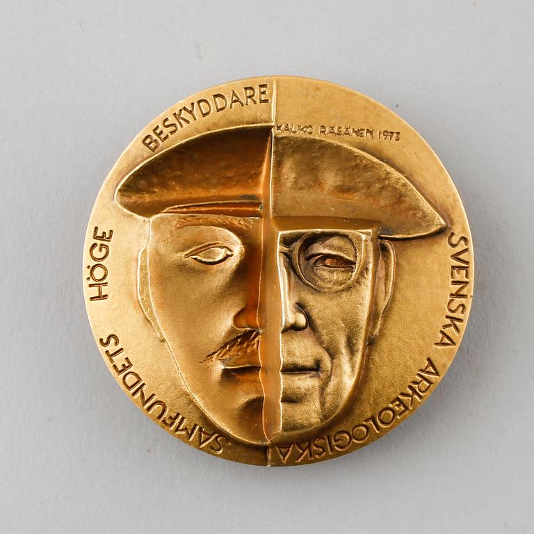 A memorial medal by KAUKO RÄSÄNEN, silver and 18k gold, Sporrong, numbered 001/300, 1973.