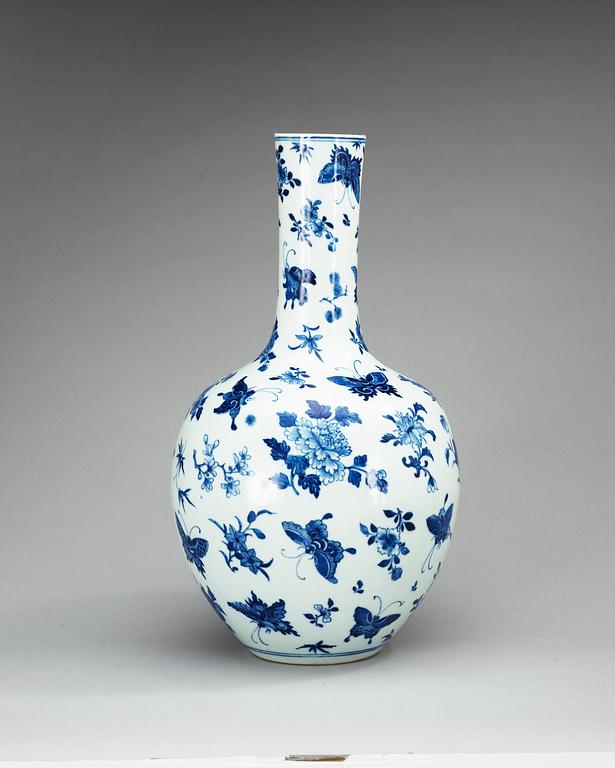 VAS, porslin. Qing dynastin, 1800-tal.