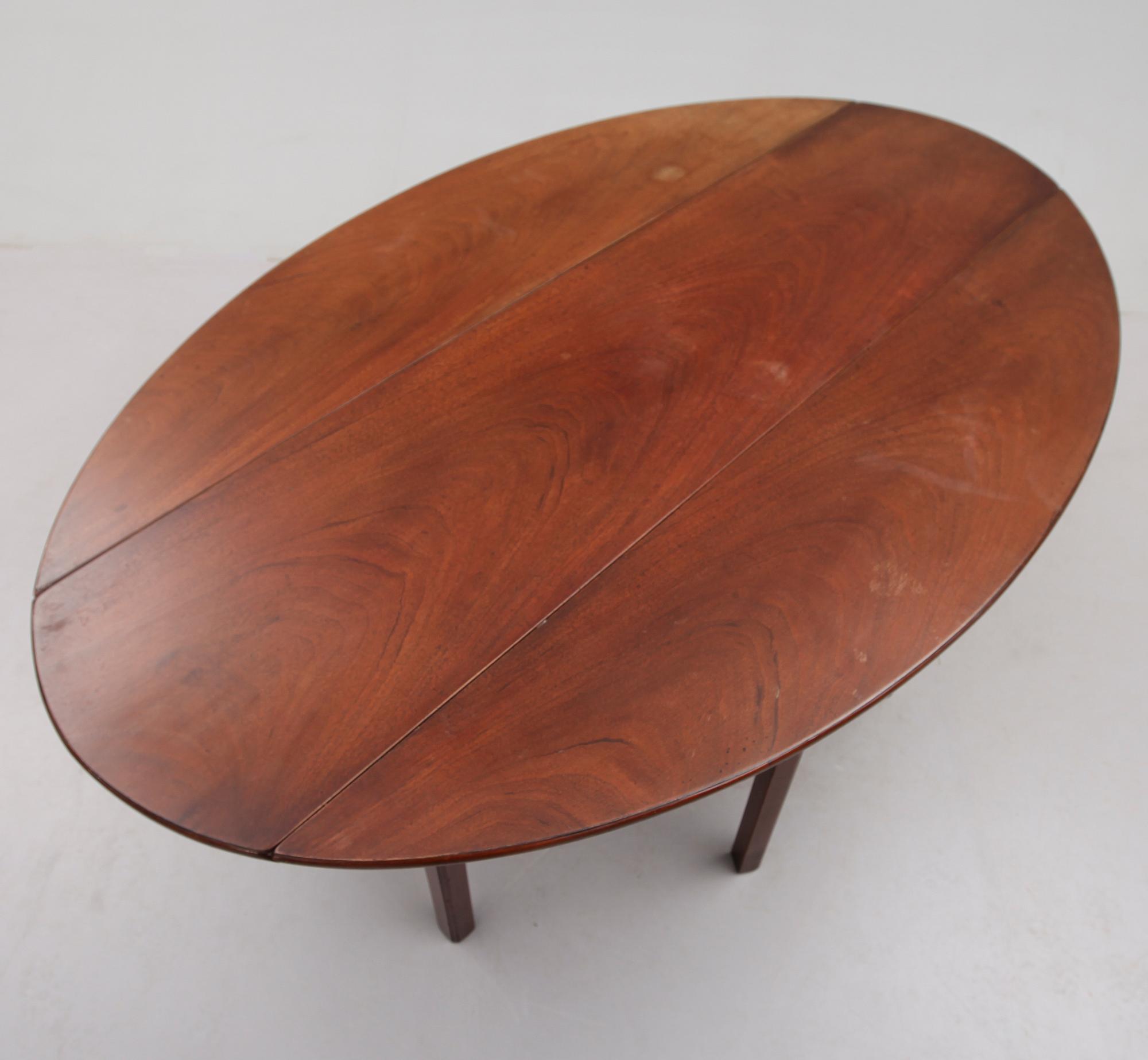 MATBORD, mahogny, England, 1900-talets andra hälft.