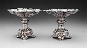 UPPSATSSKÅLAR, ett par, silver, nyrokoko, Gustaf Möllenborg, Stockholm 1847. Totalvikt ca 780 gram.
