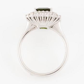 Ring in 18K gold with a green tourmaline and round brilliant-cut diamonds.