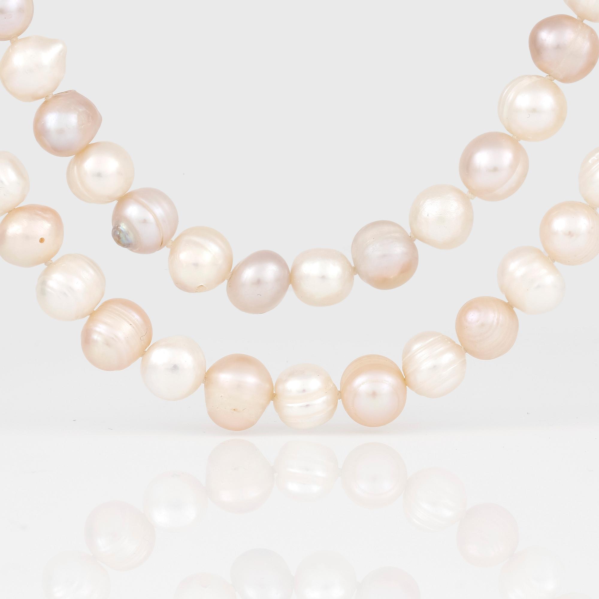 COLLIER, 2 st, odlade vita och rosa sötvattenpärlor.