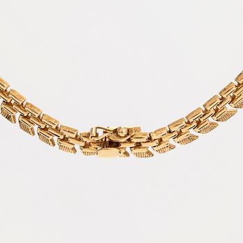 An 18K gold necklace.