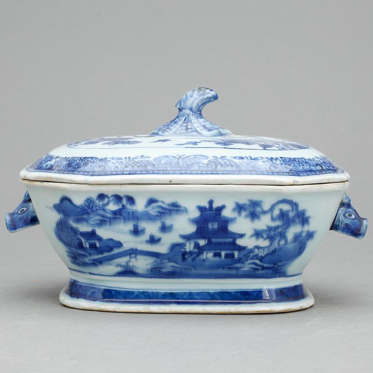 SMÖRTERRIN, porslin, kina, Qingdynastin, Qianlong 1700-tal.