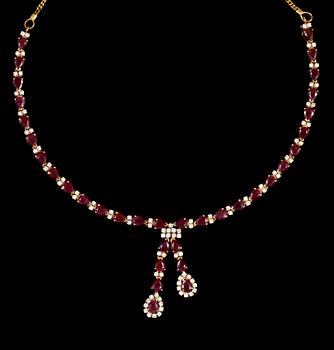 COLLIER, 18k guld med rubiner tot ca15ct och briljanter tot ca1,40ct. Vikt 24,5g.