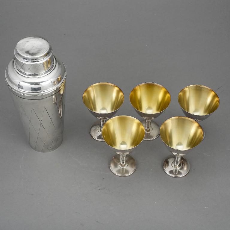 SHAKER och COCKTAILGLAS, 5 st, nysilver, bl.a. CG Hallberg, 1930-40-tal.