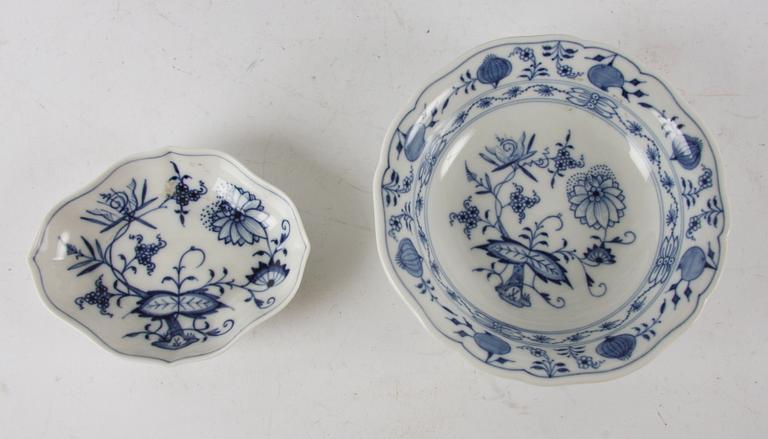STEKFAT OCH SKÅLFAT, 3 delar, porslin, Meissen, "lökmönstrad".