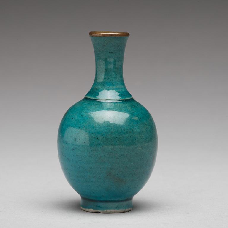 A turkoise glazed vase, Qing dynasty, Kangxi (1662-1722).