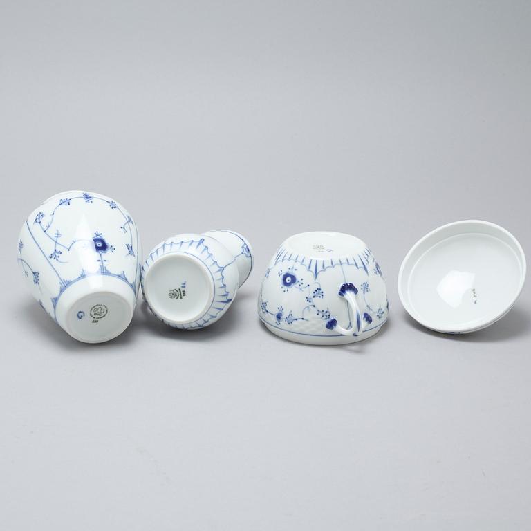 Porcelain tableware set of 35 pcs, "Musselmalet" by Bing & Gröndahl, Denmark, second half of the 20th century.