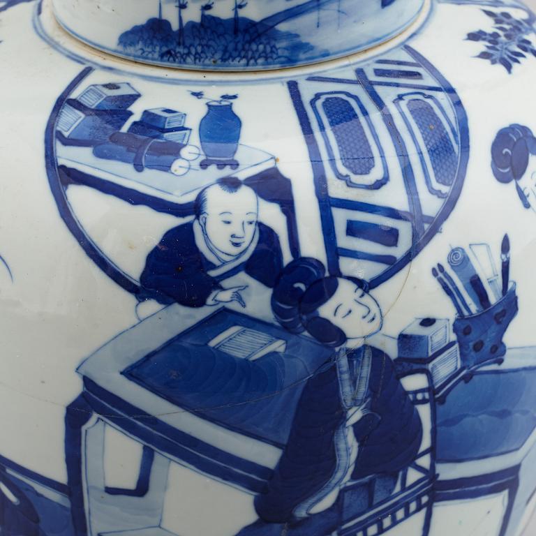 A large blue and white jar, Qing dynasty, 19th Century.