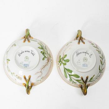 Buljongkoppar med fat, sex stycken, porslin. Royal Copenhagen, 'Flora Danica', Danmark, 1900-tal.