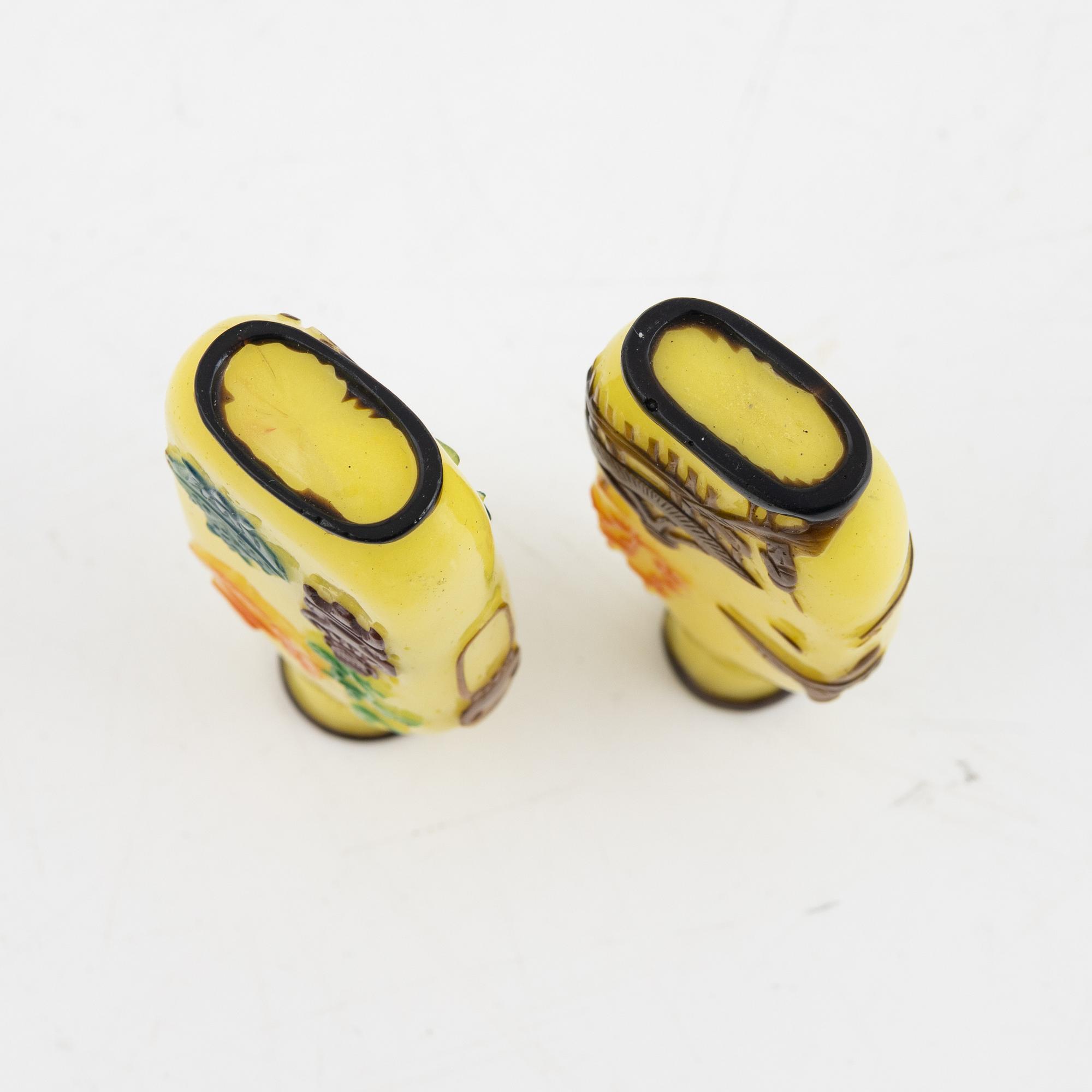 A pair of Chinese Beijing glass snuffbottles, late Qing dynasty/early 1900.