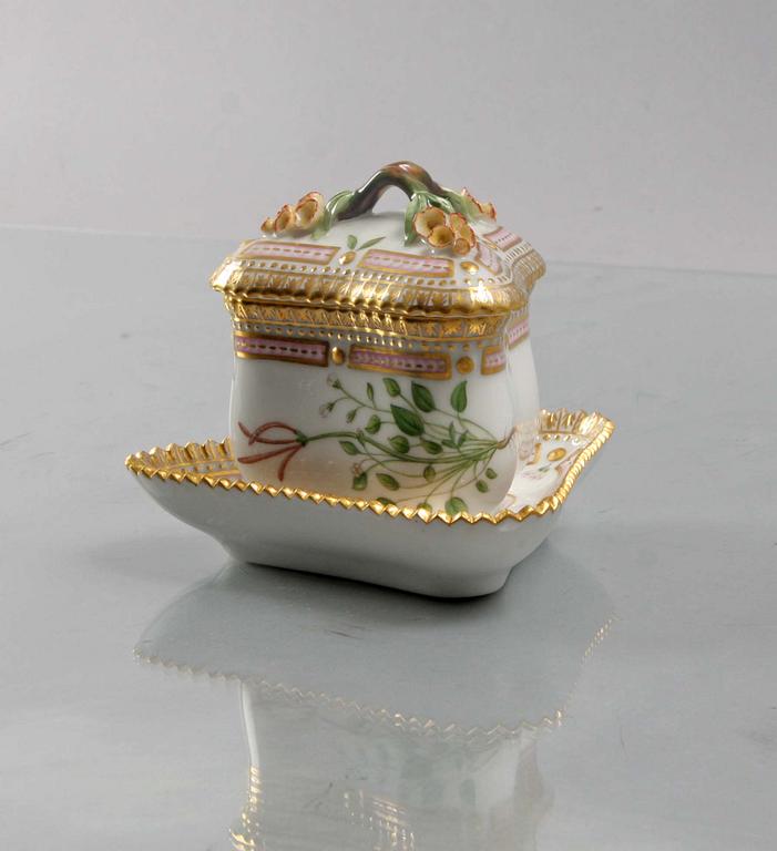 LOCKASK PÅ FAT, porslin. Royal Copenhagen "Flora Danica".