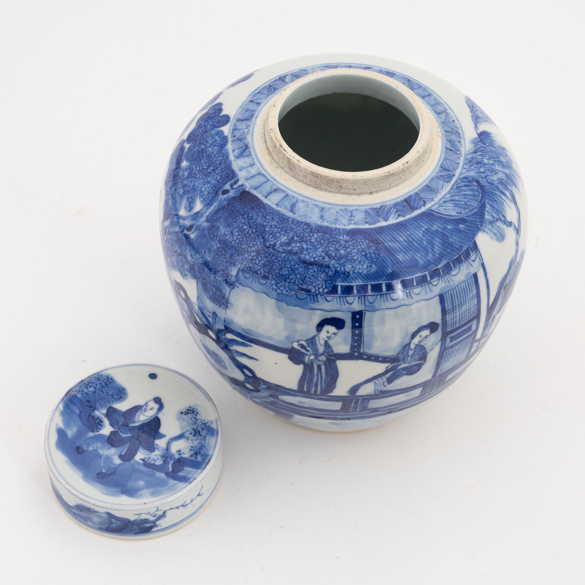 A blue and white jar with cover, Qing dynasty, Kangxistyle, 19th century.