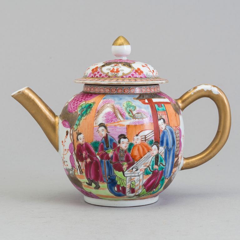An 18/19th century Chinese porcelain teapot.