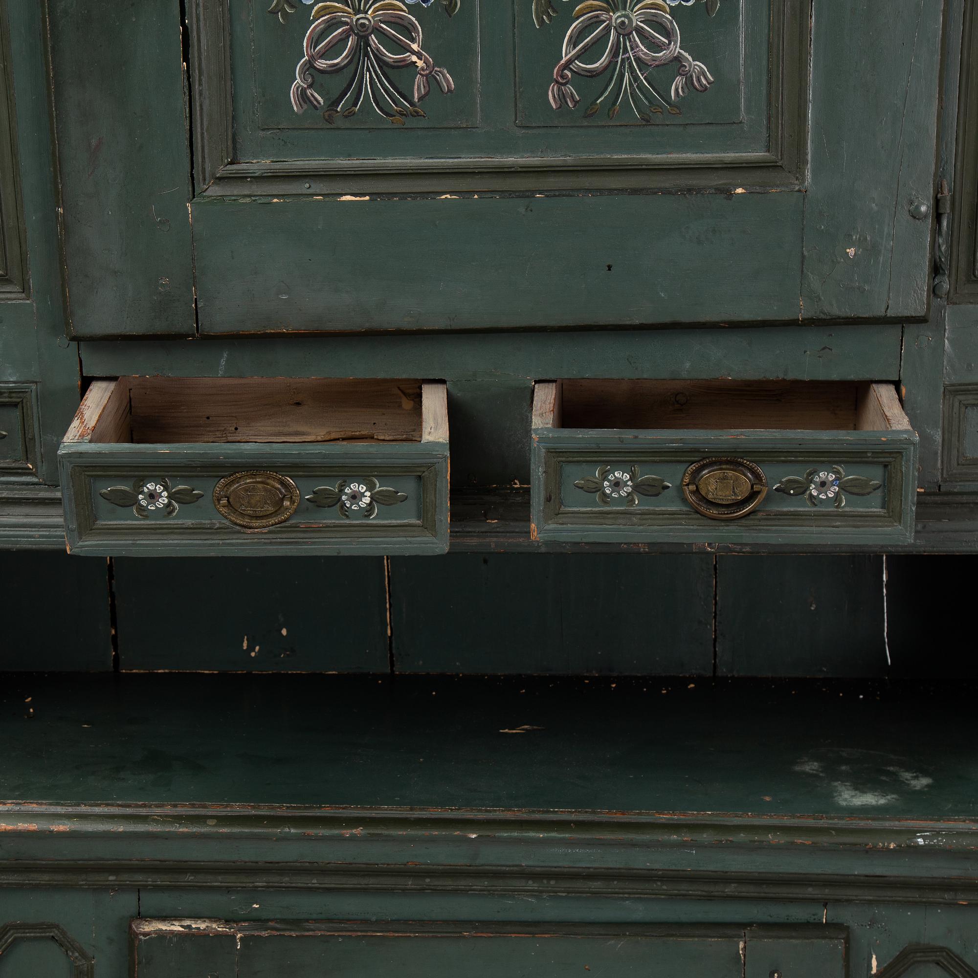 A painted cabinet from Hälsingland, possibly from the first half of the 19th century.