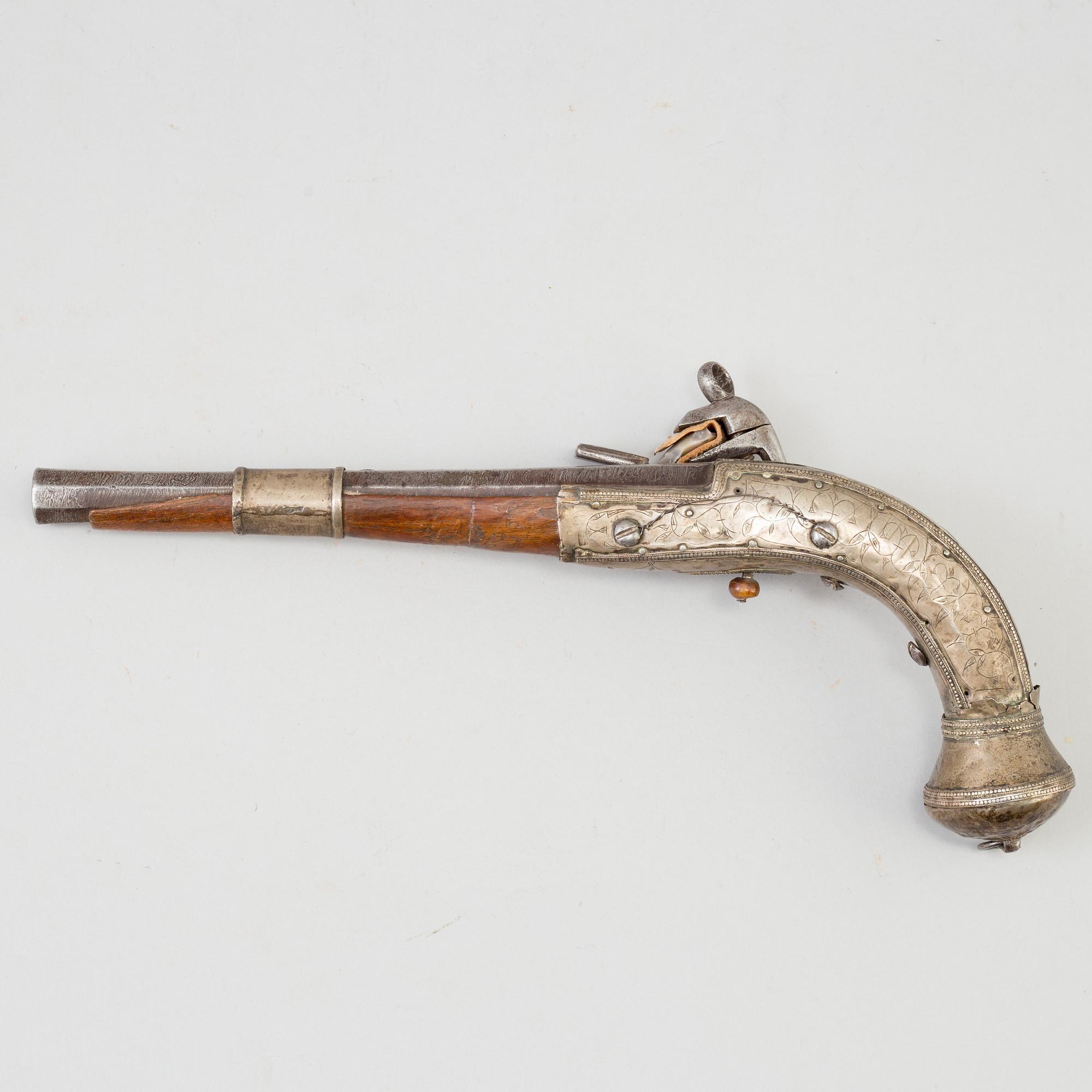 SNAPPLÅSPISTOL, Kaukasisk samt KARTUSCHVÄSKA, 1800-tal.