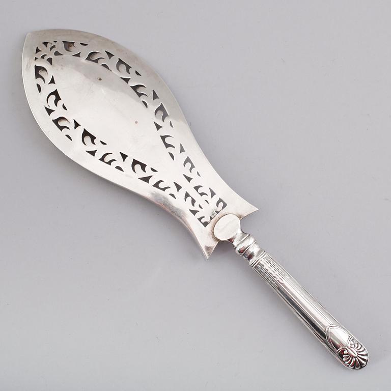 FISKSPADE, silver, Gustaf Möllenborg, Stockholm 1831. Vikt ca 143 gram.