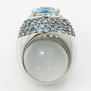 Ring, 14K vitguld och topaser.