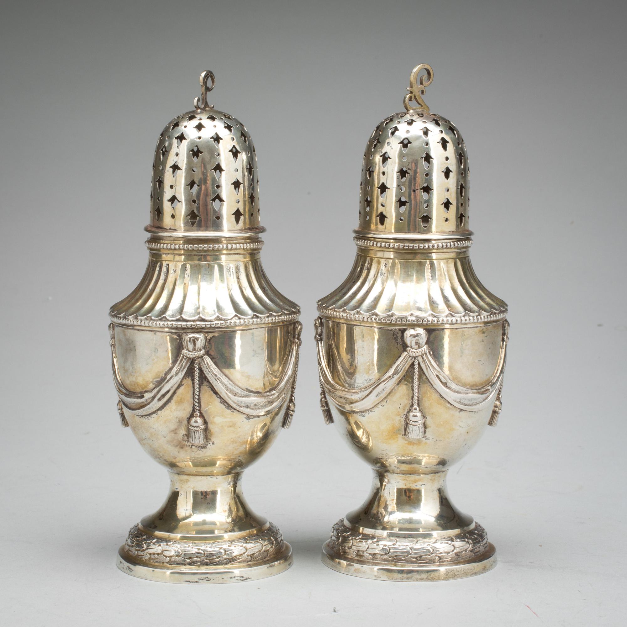 SOCKERSTRÖARE silver (halt 12 ld), ett par.  Tyskland, 1800-talets första del. Vikt ca 520 gr.