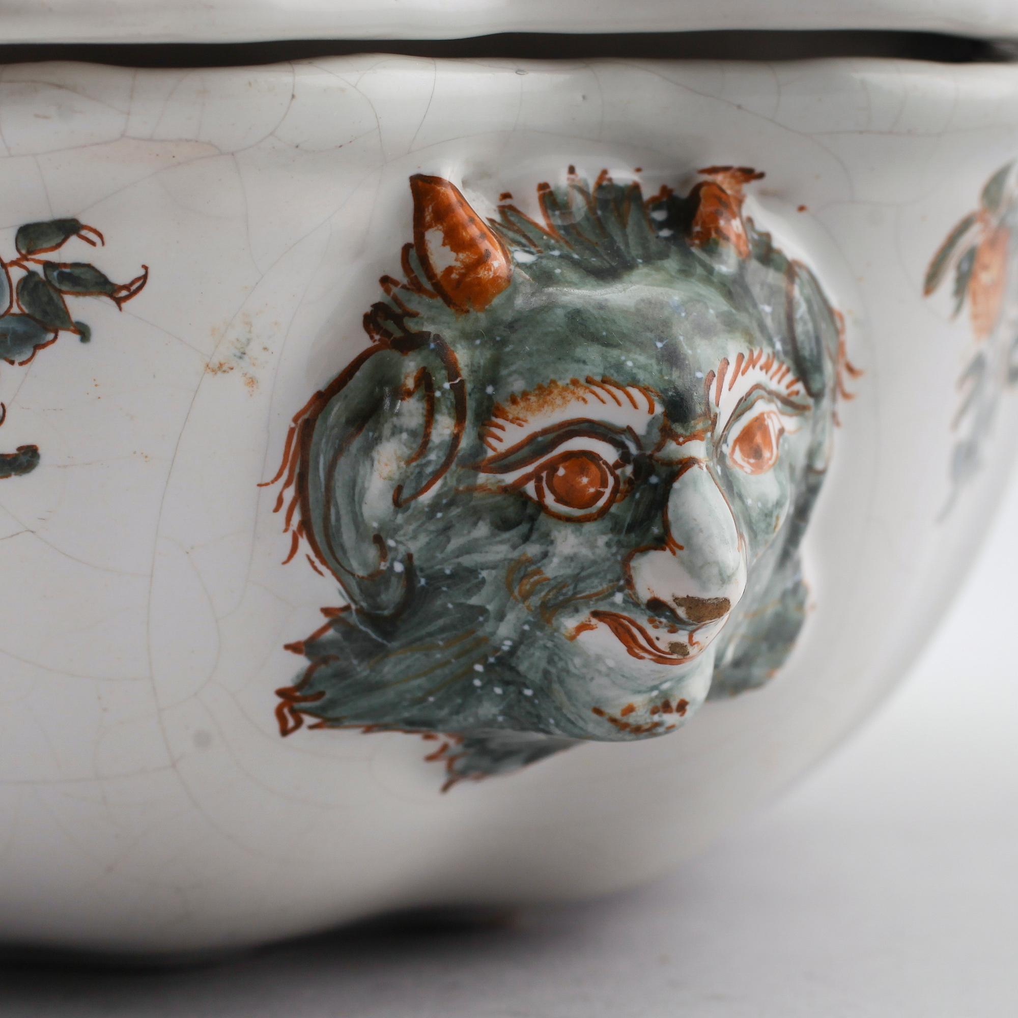 TERRIN med lock, fajans, märke för Joseph Olérys, Moustier.