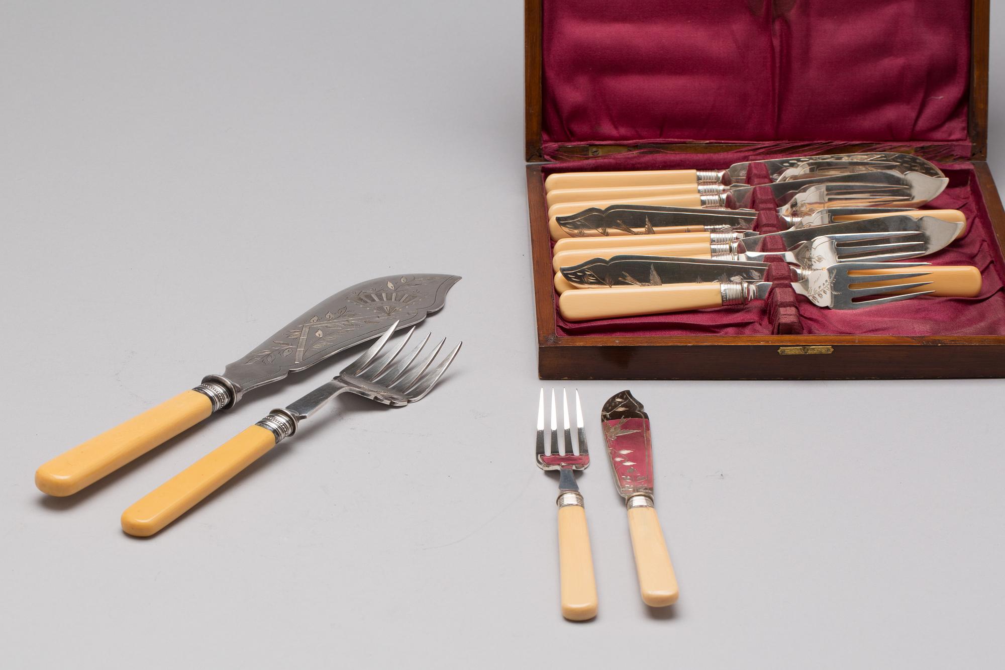 BESTICKSERVIS, 14 delar. Delvis silver samt nysilver. Storbritannien, 1800/1900-tal.