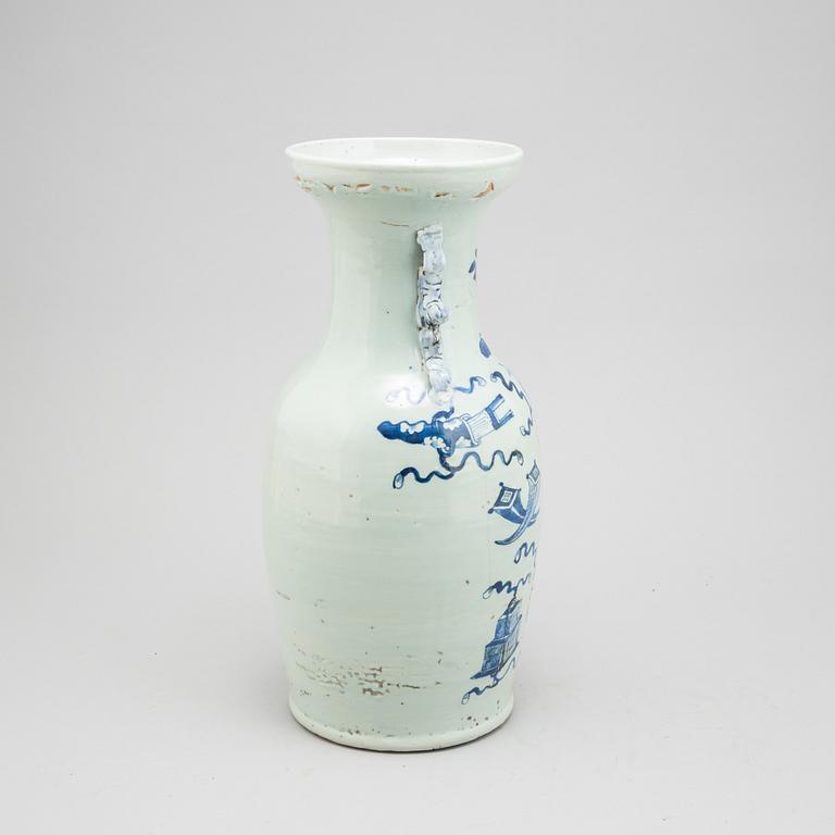 A Chinese porcelain vase, Qing dynasty, 19th century.