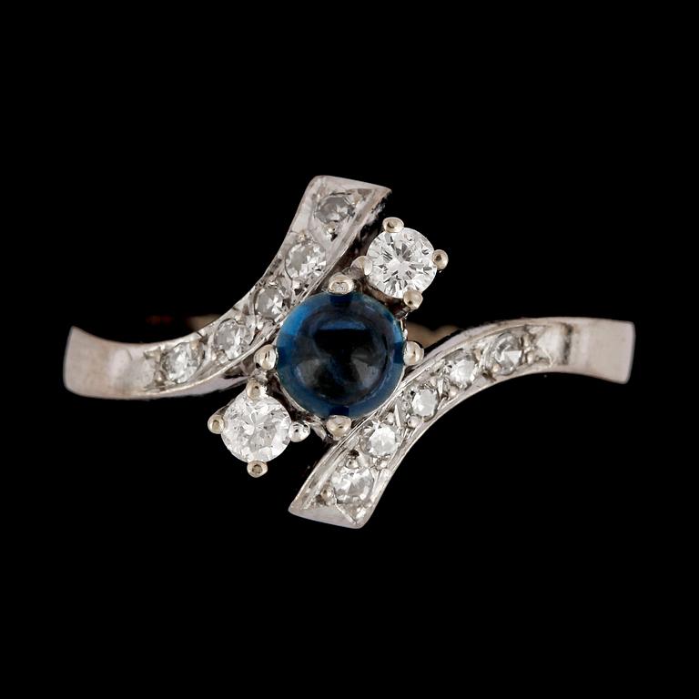 RING, cabochonslipad blå safir med diamanter, tot. ca 0.35 ct.