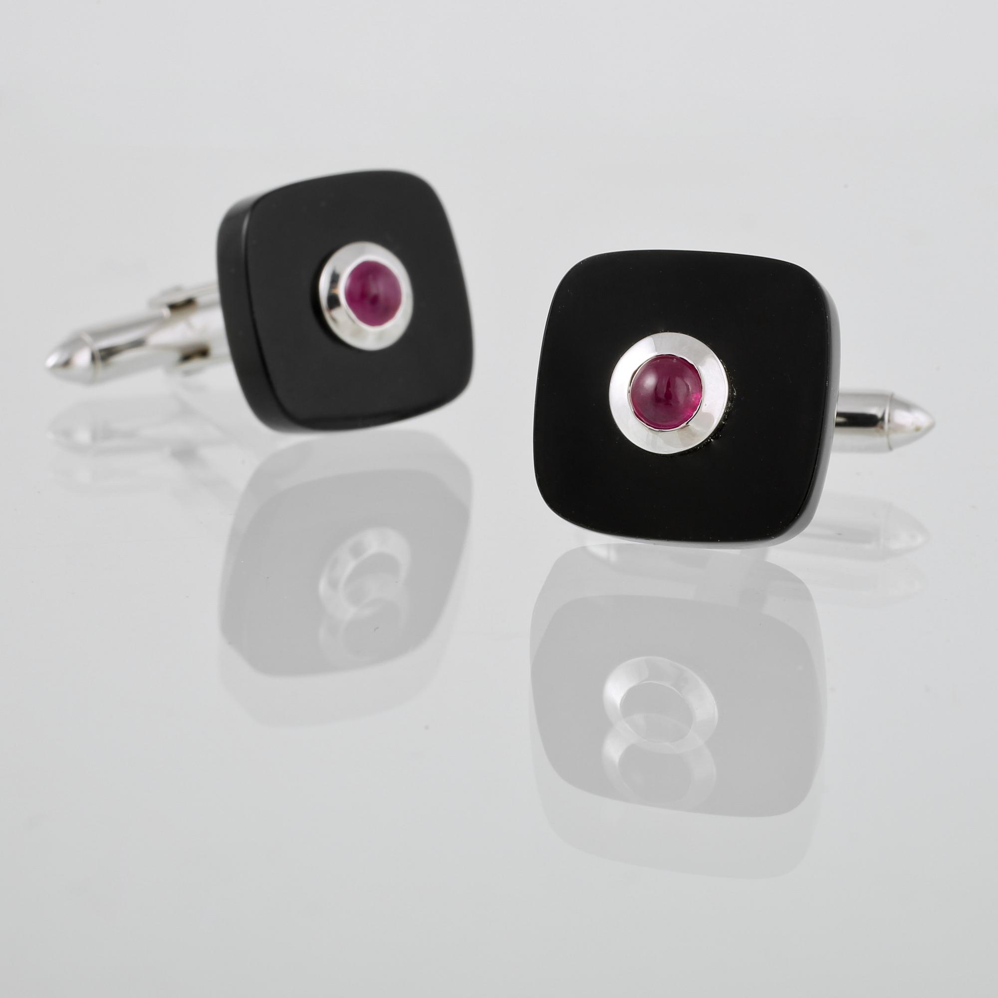 MANSCHETTKNAPPAR, 14K vitguld med cabochonslipade rubiner 0.77 ct samt onyx. Vikt 8,7 gram.