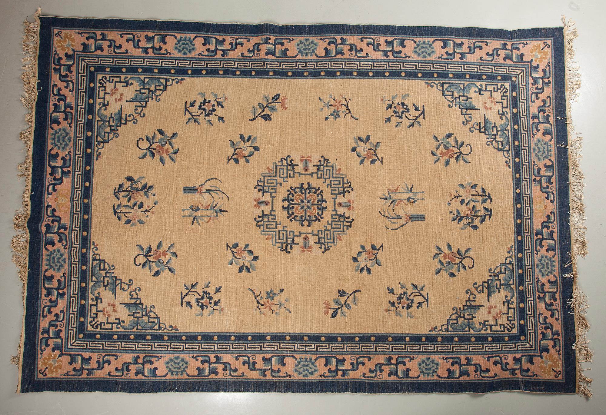 MATTA, Kina, ca 294x202 cm.
