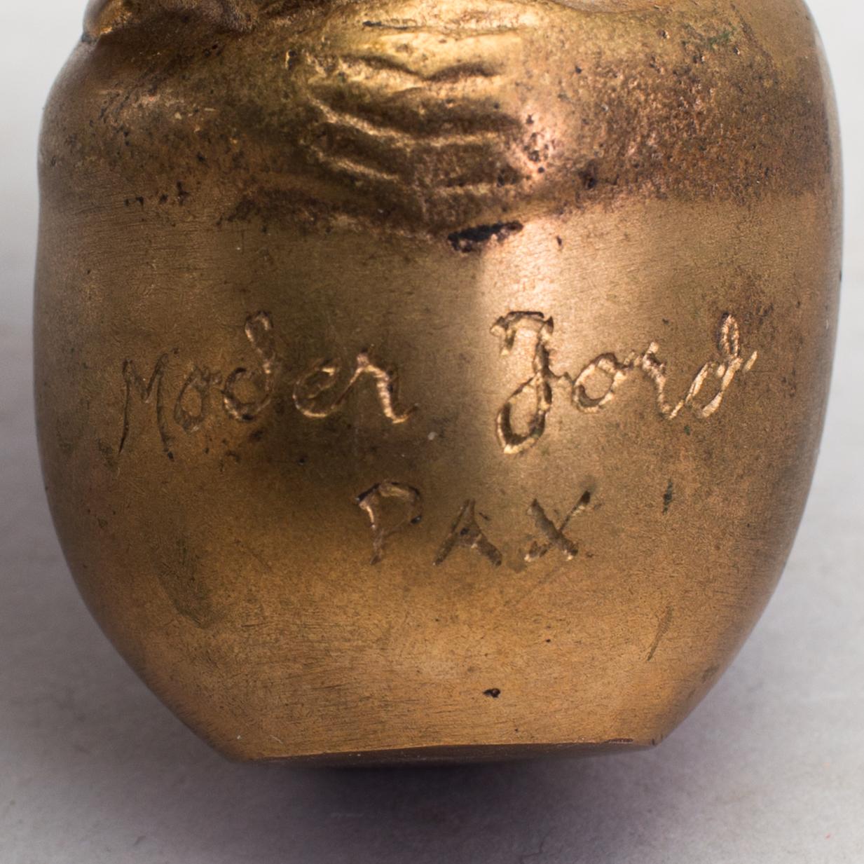 DAVID WRETLING, skulptur, patinerad mässing, "Moder Jord", signerad och daterad 1969.