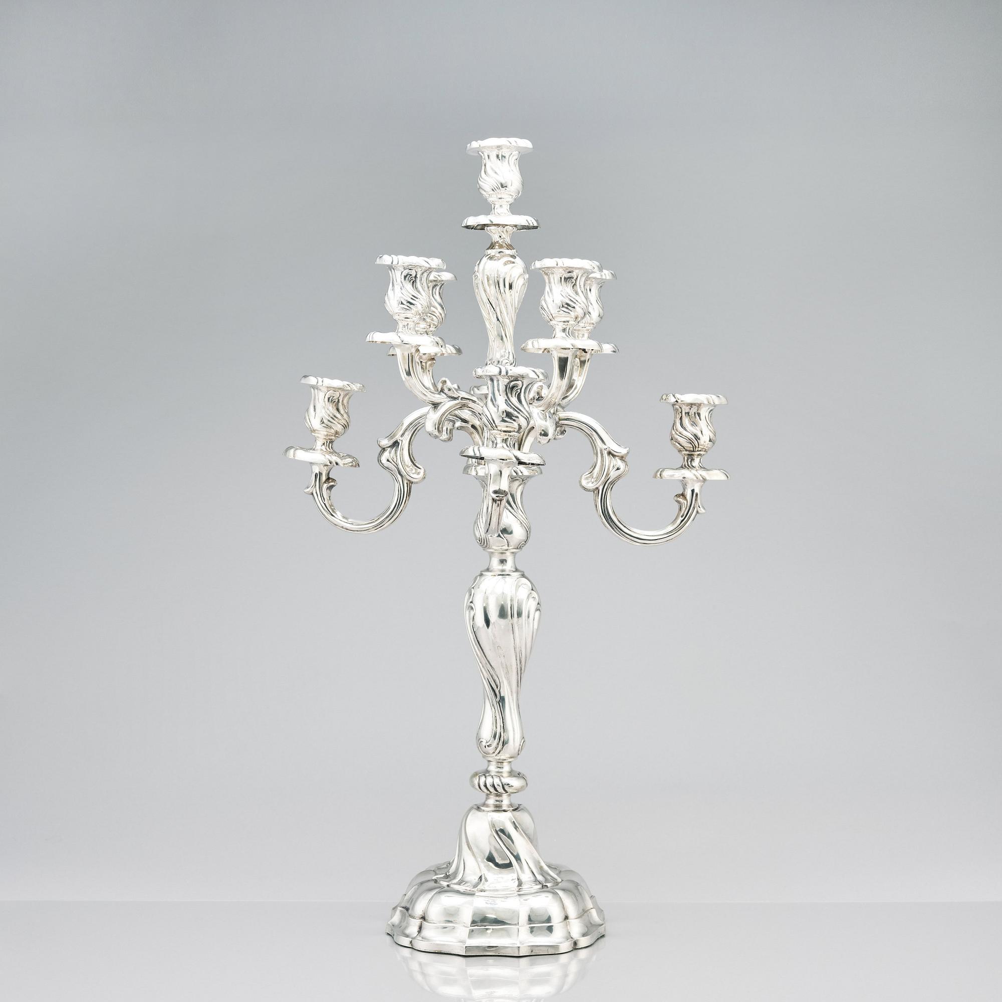 Hermann Julius Wilm, kandelabrar, silver 750, ett par, Louis XV-stil, Berlin, omkring år 1900.