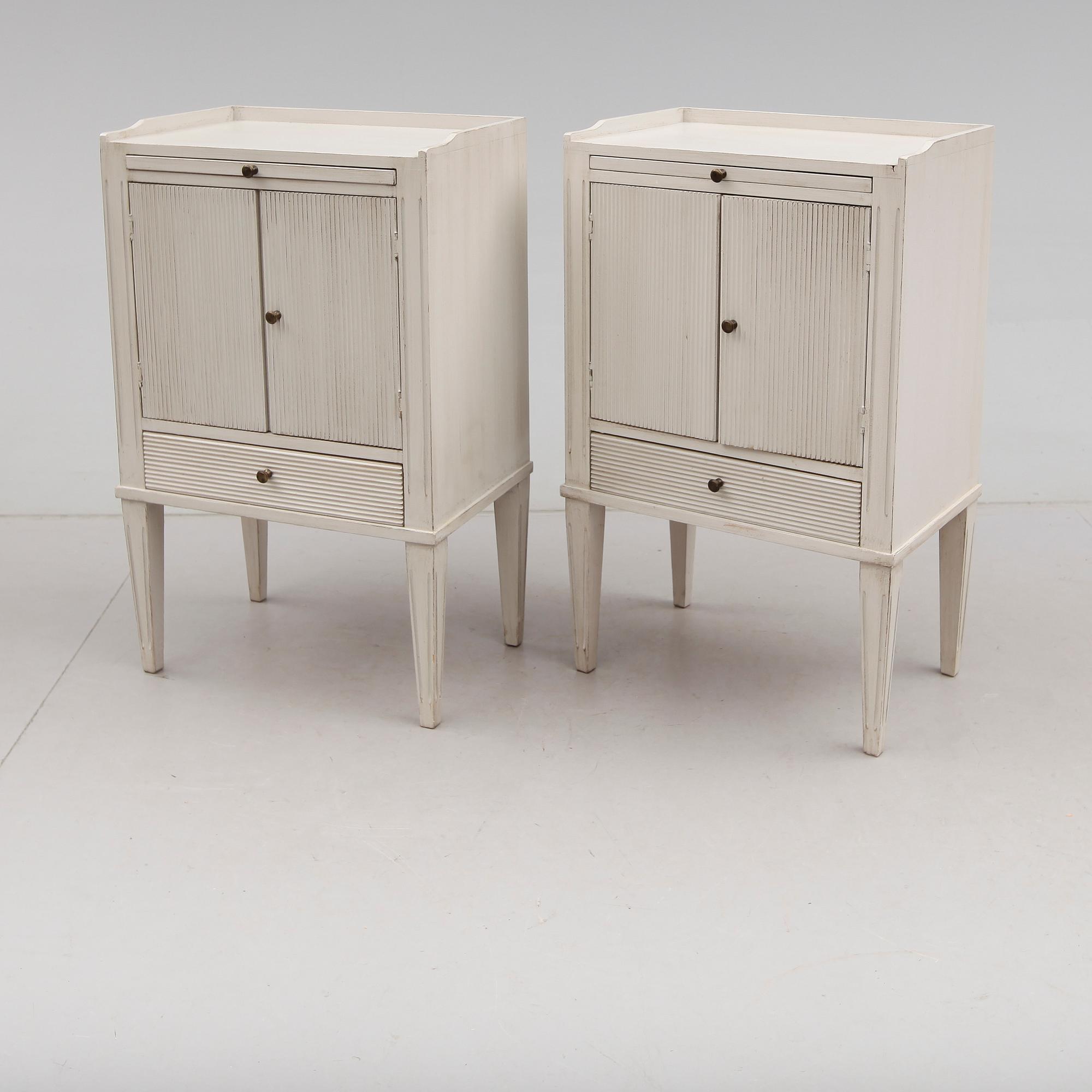 SÄNGBORD, 1 par, gustaviansk stil, 1900-talets andra hälft.