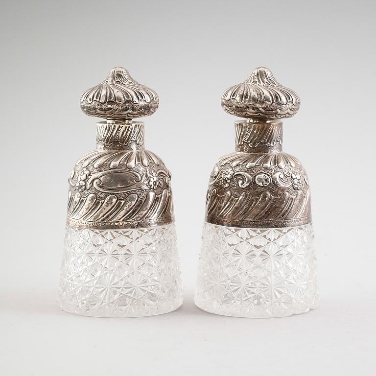 FLAKONGER, 1 par, glas och silver, viktorianska,  London 1886.