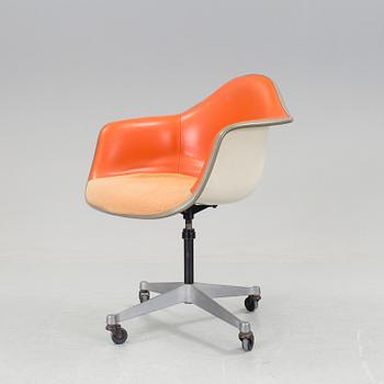 A CHARLES & RAY EAMES SWIWEL CHAIR FOR HERMAN MILLER, 1973.