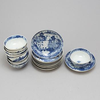 Nine blue and white export porcelain bowls with saucers, Qing dynasty, Jiaqing (1796-1820).