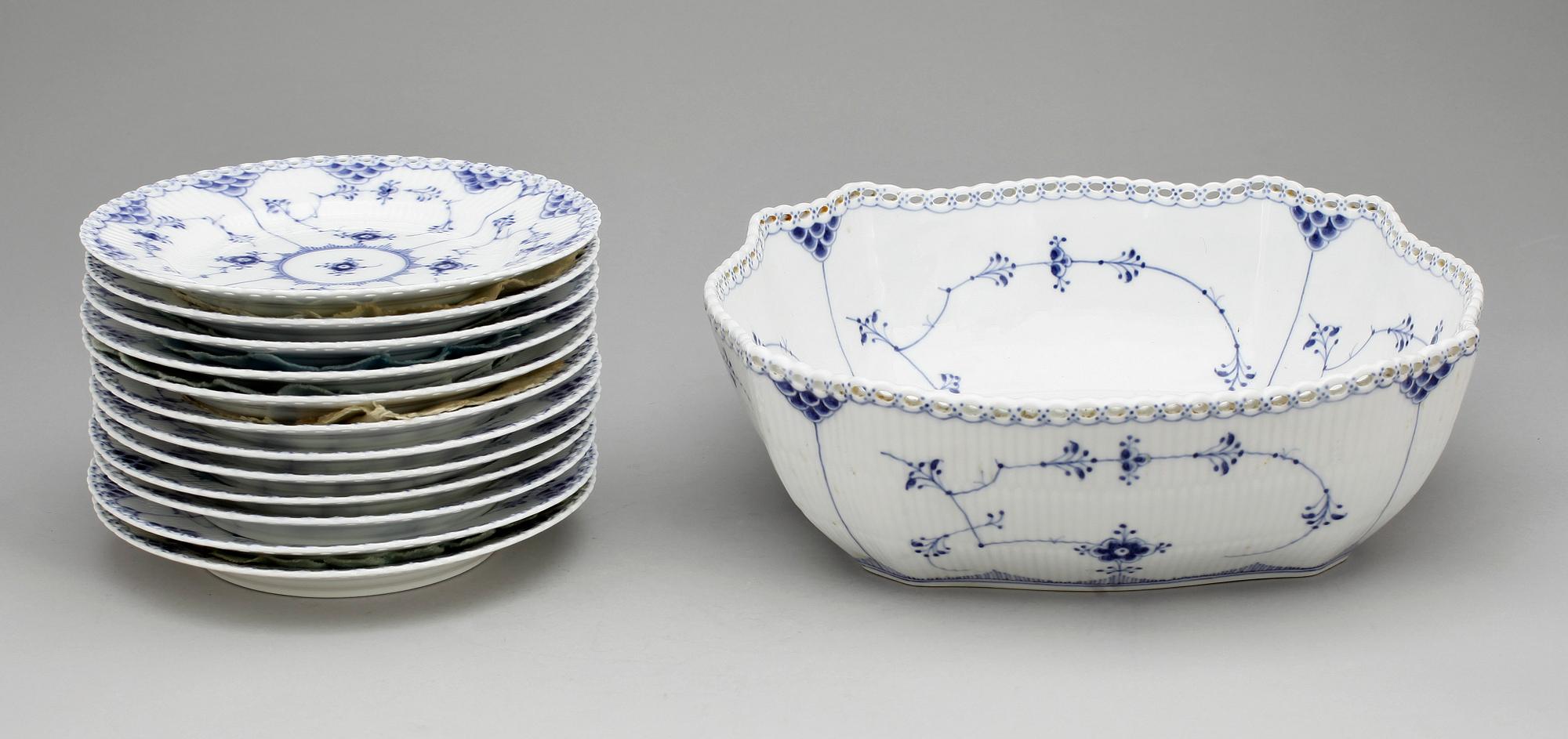 SERVISDELAR, 13 delar, porslin, Royal Copenhagen, "Musselmalet", 1900-tal.