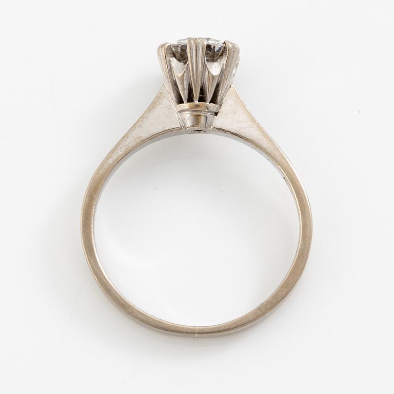 Ring 18K vitguld med en rund briljantslipad diamant.