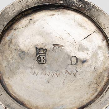 Bägare, 2 st, silver, Berndt Halck, Halmstad 1768 och Matthias Grahl, Göteborg 1762.