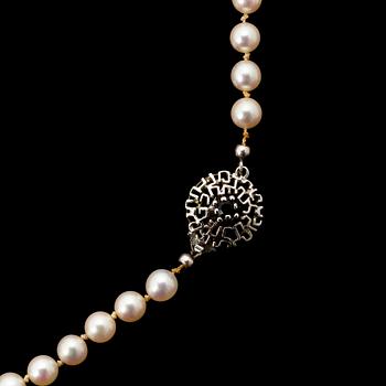 Cultured pearl necklace, clasp silver.