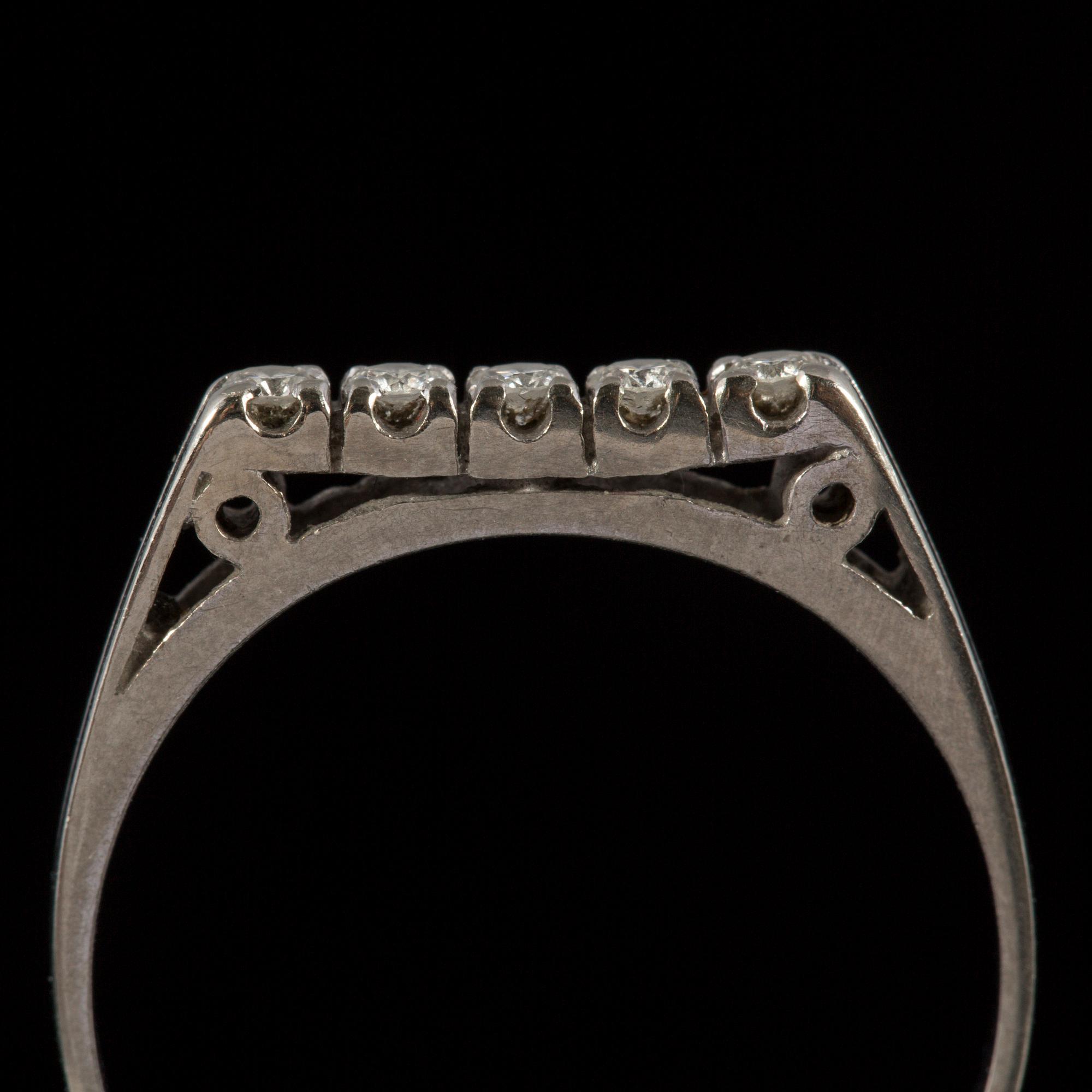 RING, 18 k vitguld med 5 briljantslipade diamanter, ca 0.25 ct. Vikt ca 2,3 g.