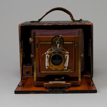 A "The Korona Hand Camera", Milburn Camera Company, New York, USA from around year 1900.