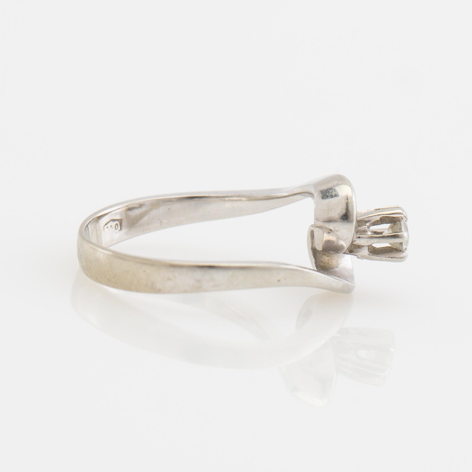 Ring, fantasimodell, 18K vitguld med diamant.