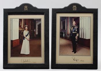 FOTOGRAFIER, 2 st, Drottning Elizabeth och Prins Philip av Storbritannien, med autografer daterade 1983.