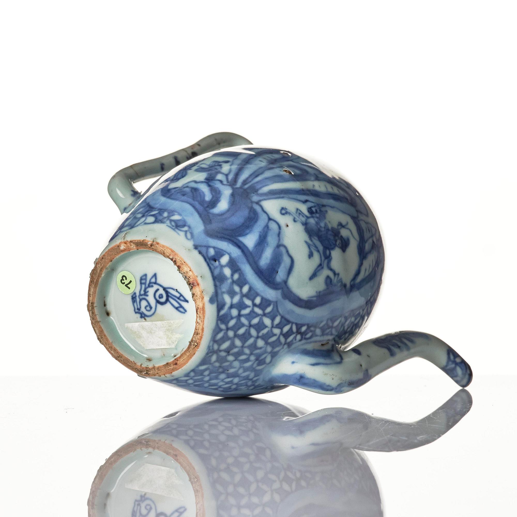 A blue and white wine ewer and a dish, Ming dynasty, Wanli (1572-1620).