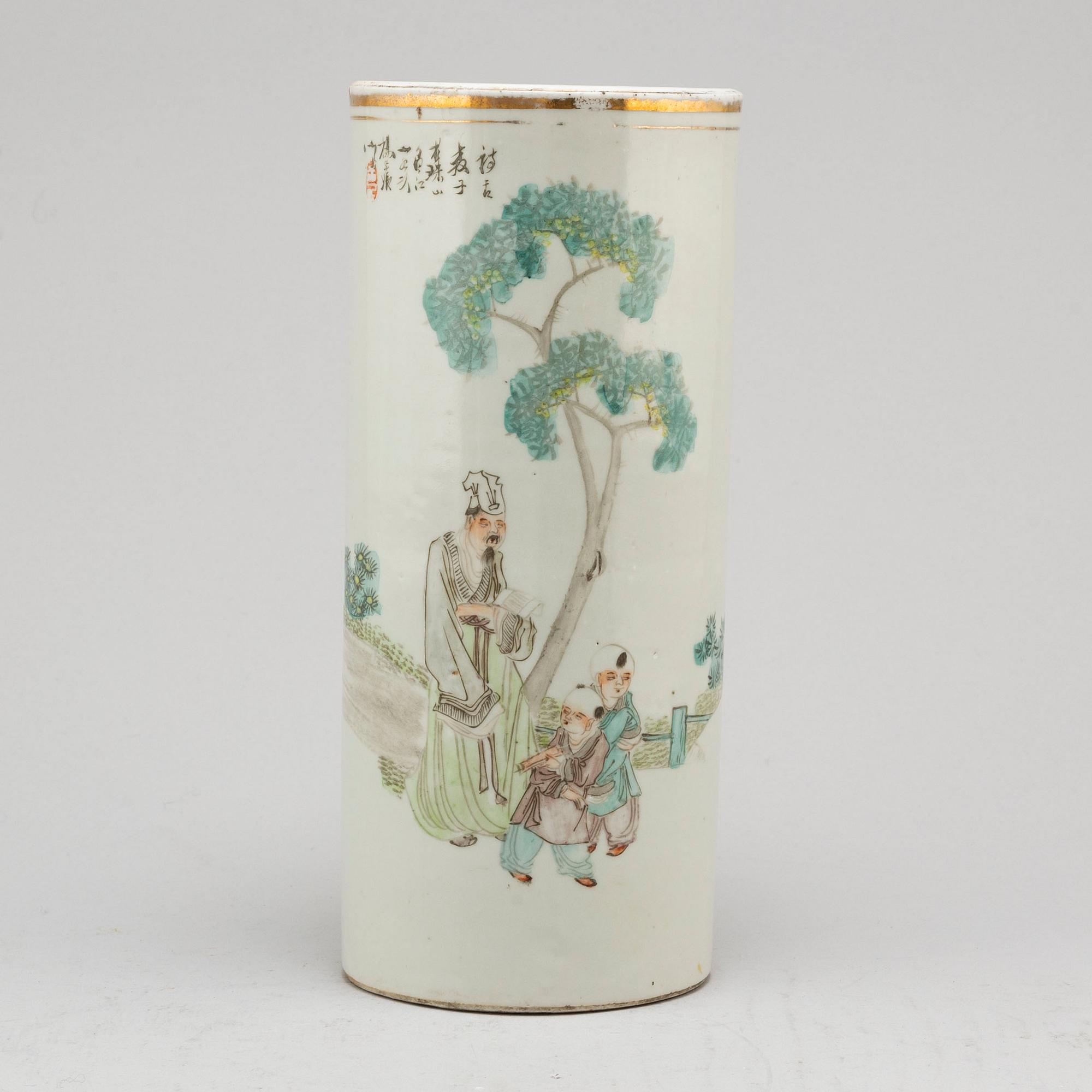 A Chinese famille rose hat stand, 20th century.