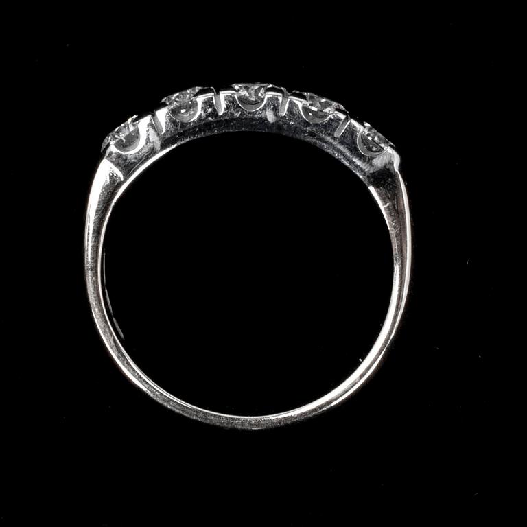 RING, 14K guld. 5 briljantslipade diamanter, 1.00 ct. Vikt 3,9 g.