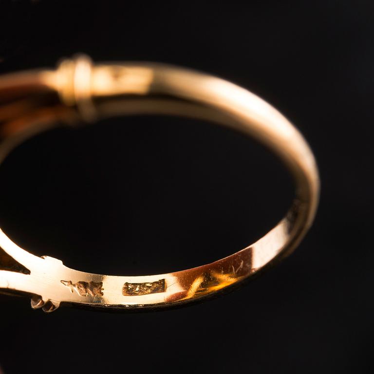 A RING, brilliant- and old cut diamonds c. 0.80 ct. 18K gold. Mid 1900 s. Size 17, weight 4,5 g.