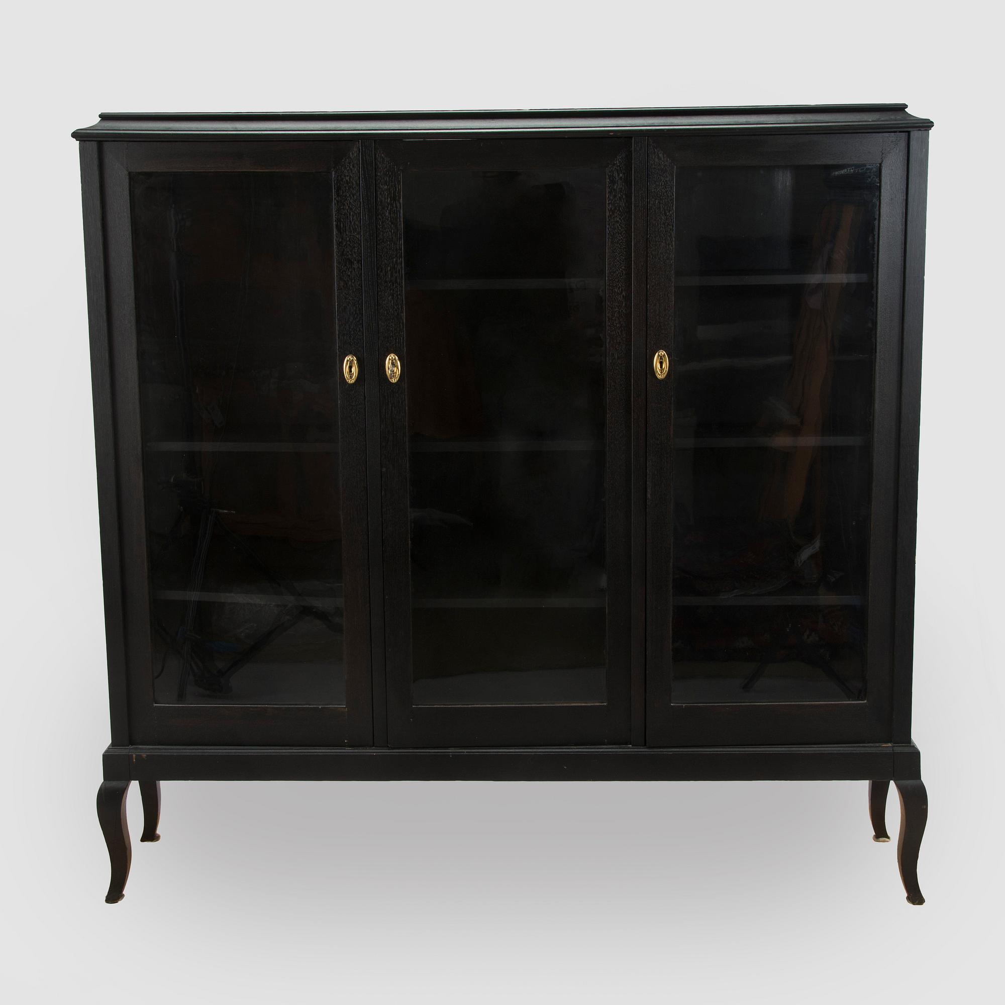 Vitrinskåp, 1900-talets första hälft.